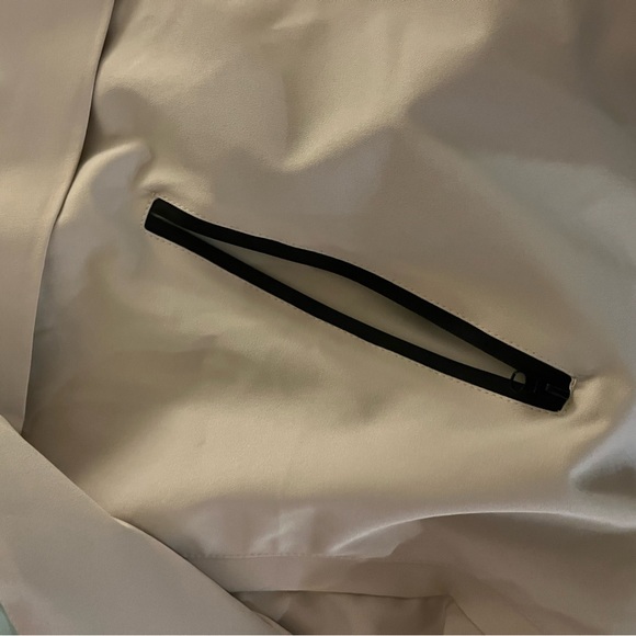 COPY - Woman’s full ski/snowboard jacket. Size medium, fits oversize. Very warm. - Picture 10 of 12